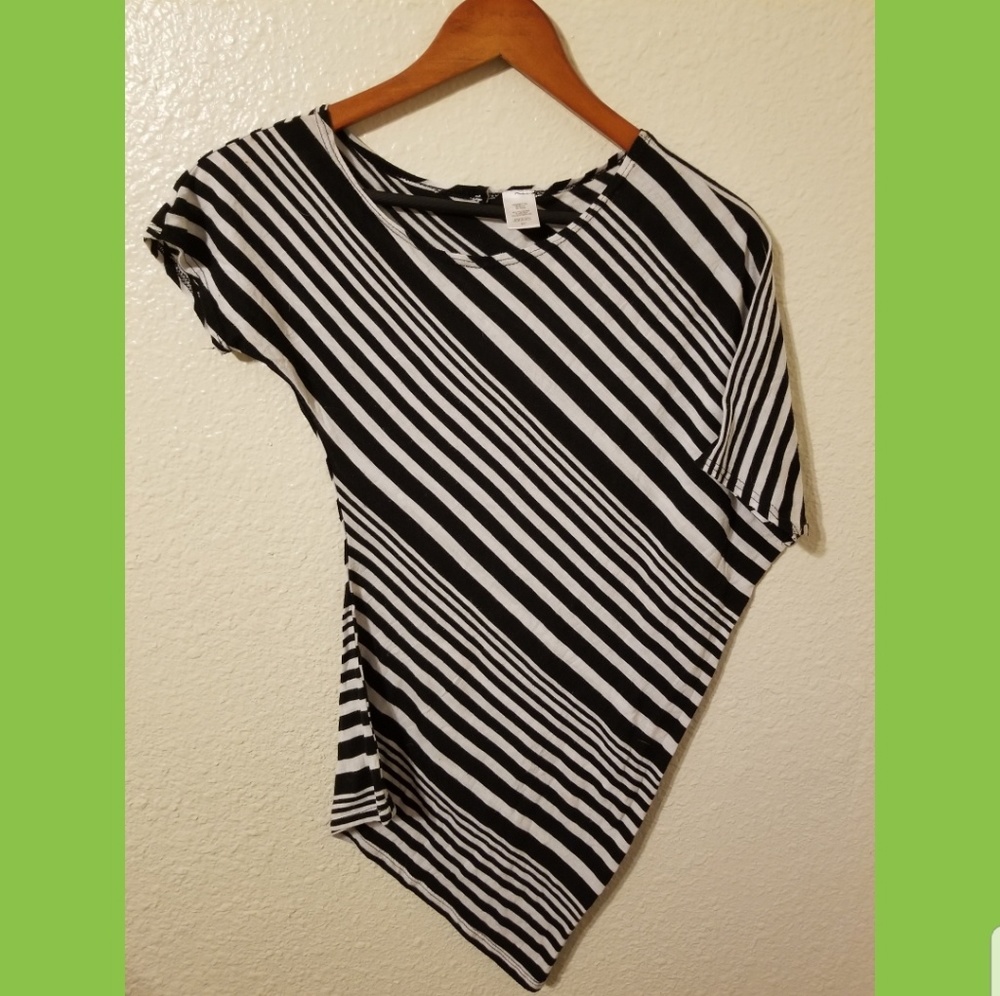 3 for $15 🖤 Asymmetrical black and white top 🖤